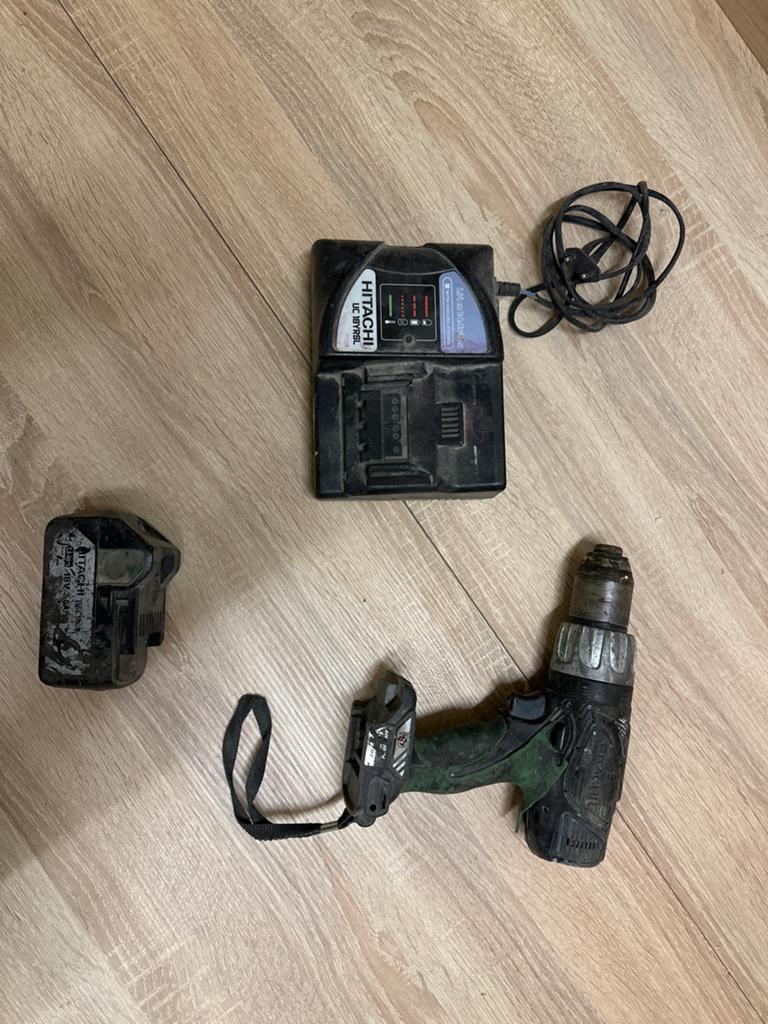 Hitachi Boor- en Schroefmachine met lader (accu defect), Ophalen of Verzenden, Zo goed als nieuw, Minder dan 400 watt, Boor- en Schroefmachine