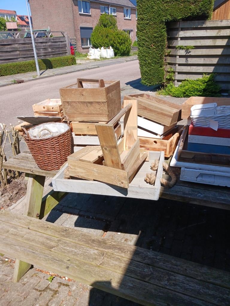 Diverse bakjes, potjes, manden, Ophalen