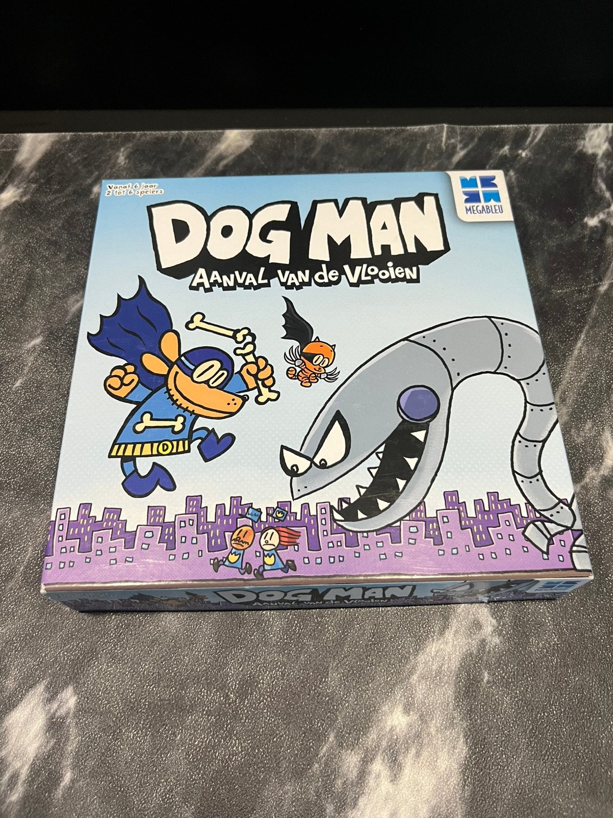 Megableu DogMan aanval van de vlooien bordspel, Ophalen of Verzenden, Zo goed als nieuw