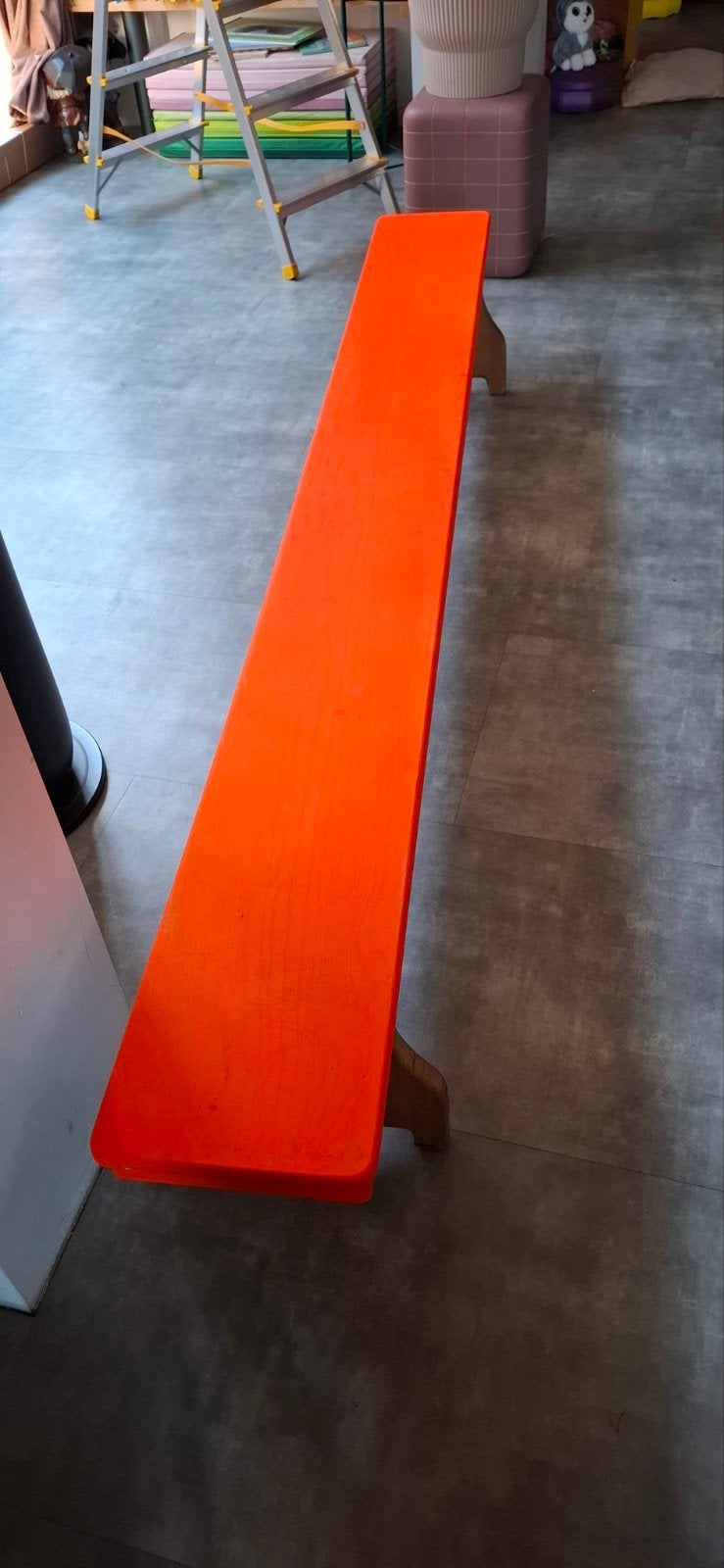 Gymbank met fluor oranje bovenkant - 220cm lang, Ophalen, Gebruikt