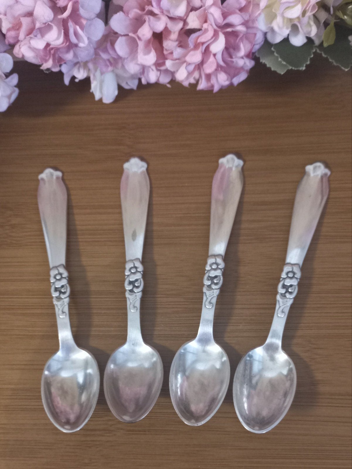Set van 4 brocante verzilverde theelepeltjes, bloemmotief, Antiek en Kunst, Curiosa en Brocante, Ophalen of Verzenden