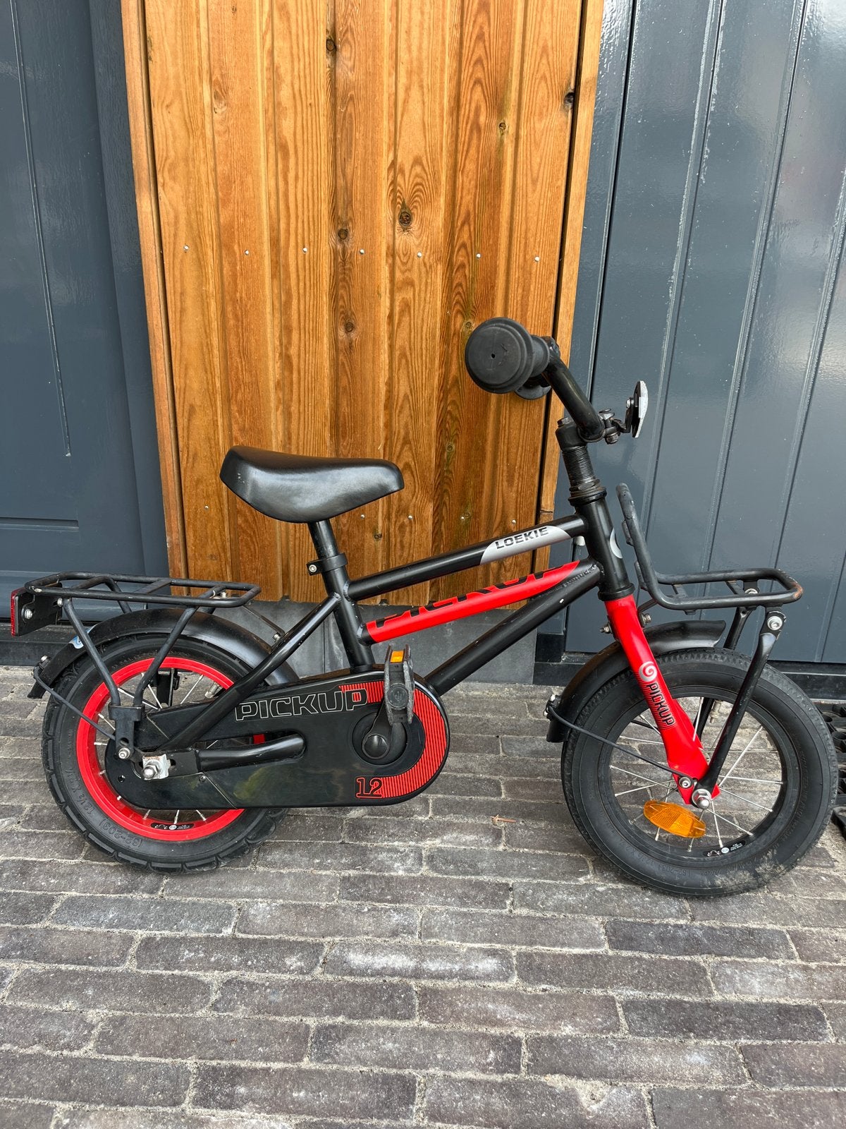 Loekie Pickup Kinderfiets 12 inch - Zwart/Rood, Fietsen en Brommers, Ophalen, Terugtraprem, Zijwieltjes, Gebruikt