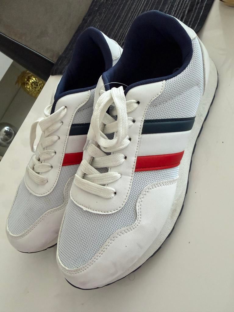 Witte sneakers met rode en blauwe streep, Ophalen of Verzenden, Gedragen, Wit, Sneakers of Gympen