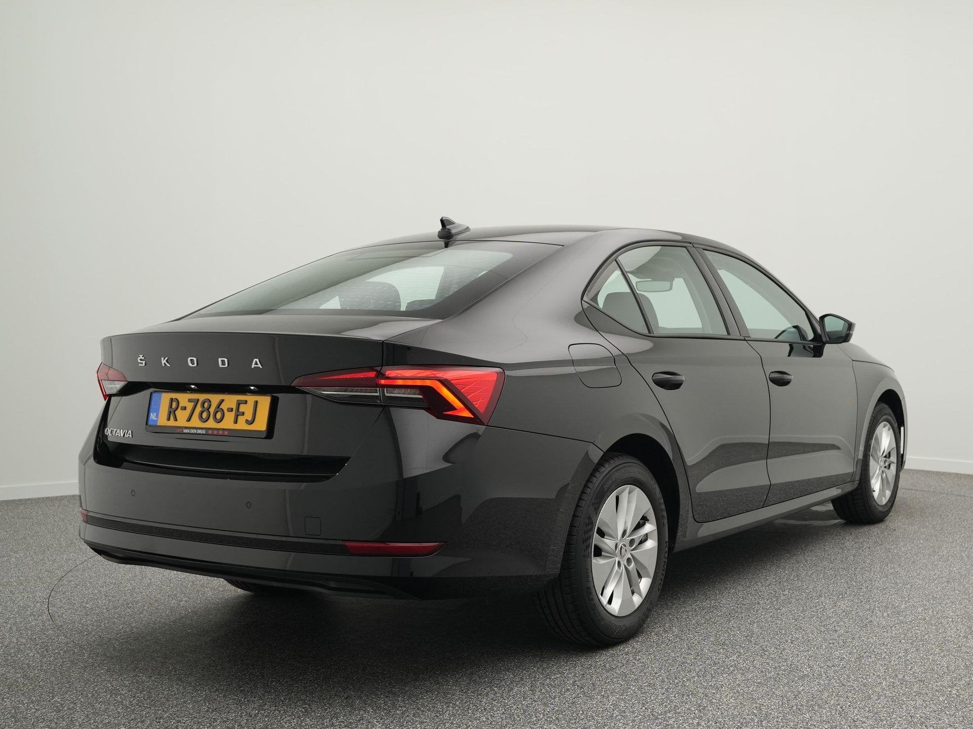 Skoda Octavia 1.0 TSI 110pk Ambition | Stoel- & stuurverwarm, Auto's, Voorwielaandrijving, Stof, Gebruikt, Zwart