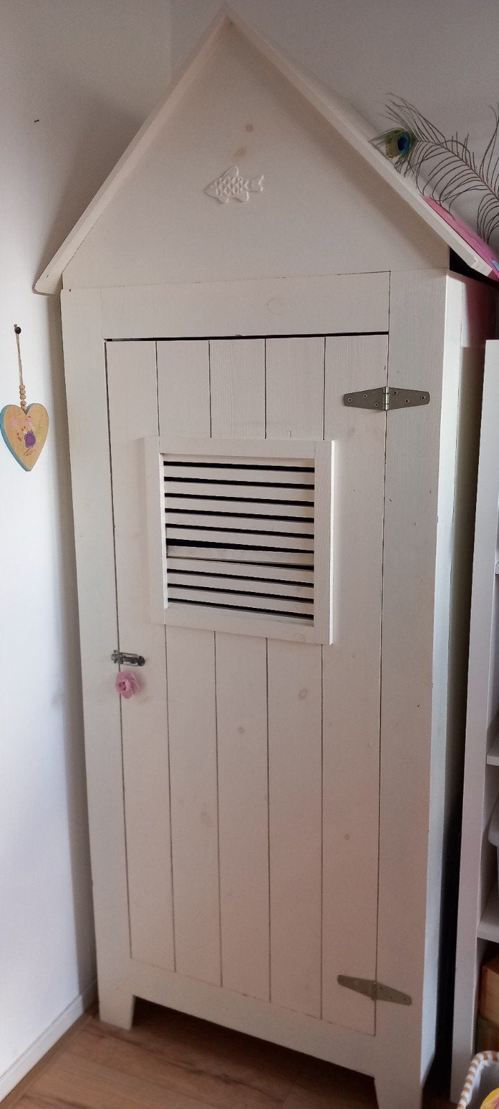 Leuke witte kinderkledingkast in strandhuisstijl, Ophalen, Met deur(en), 50 tot 100 cm, 150 tot 200 cm