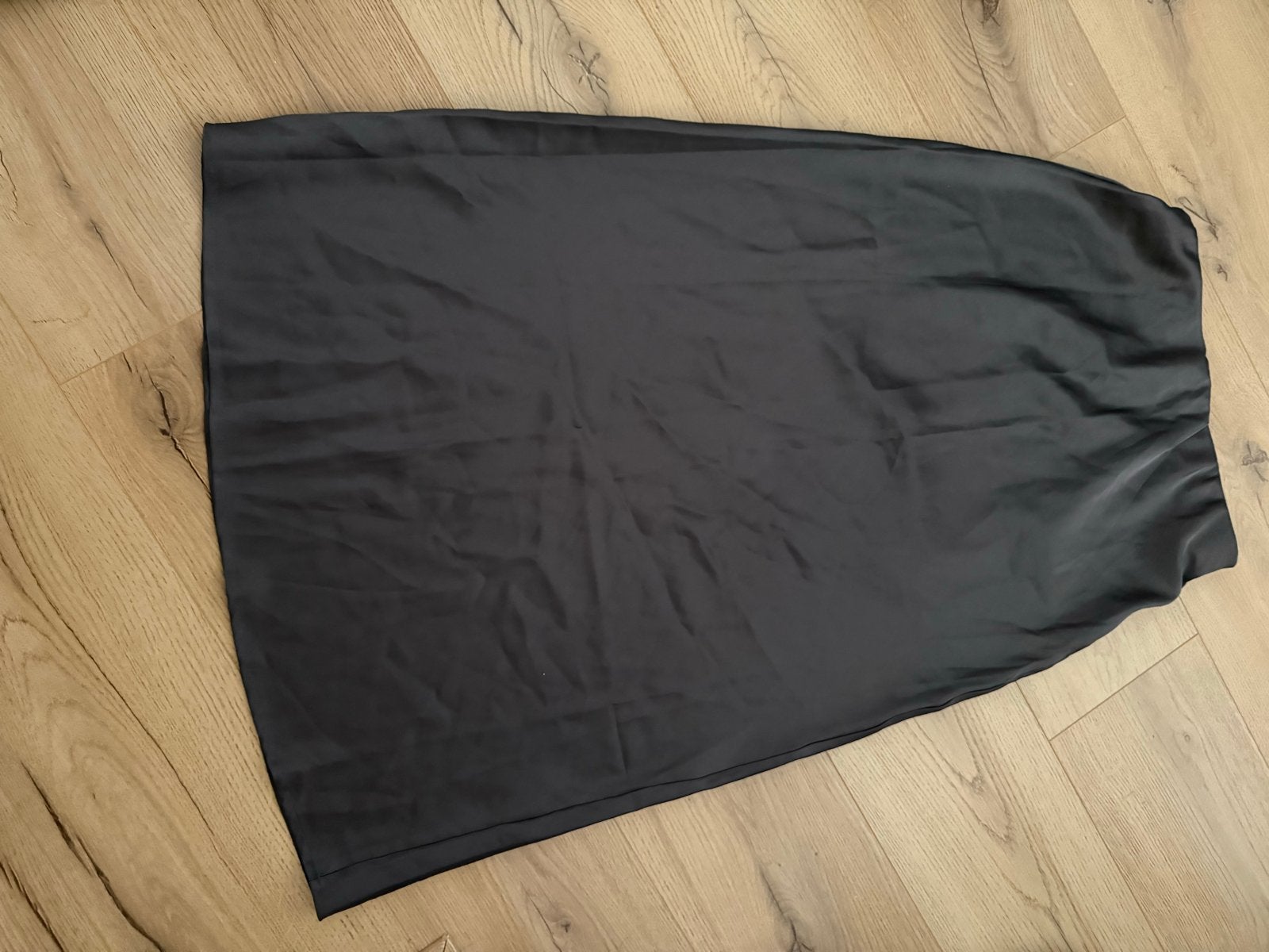 Zwarte satijnen midi rok maat M, Kleding | Dames, Rokken, Maat 38/40 (M), Zwart, Ophalen of Verzenden, Zo goed als nieuw