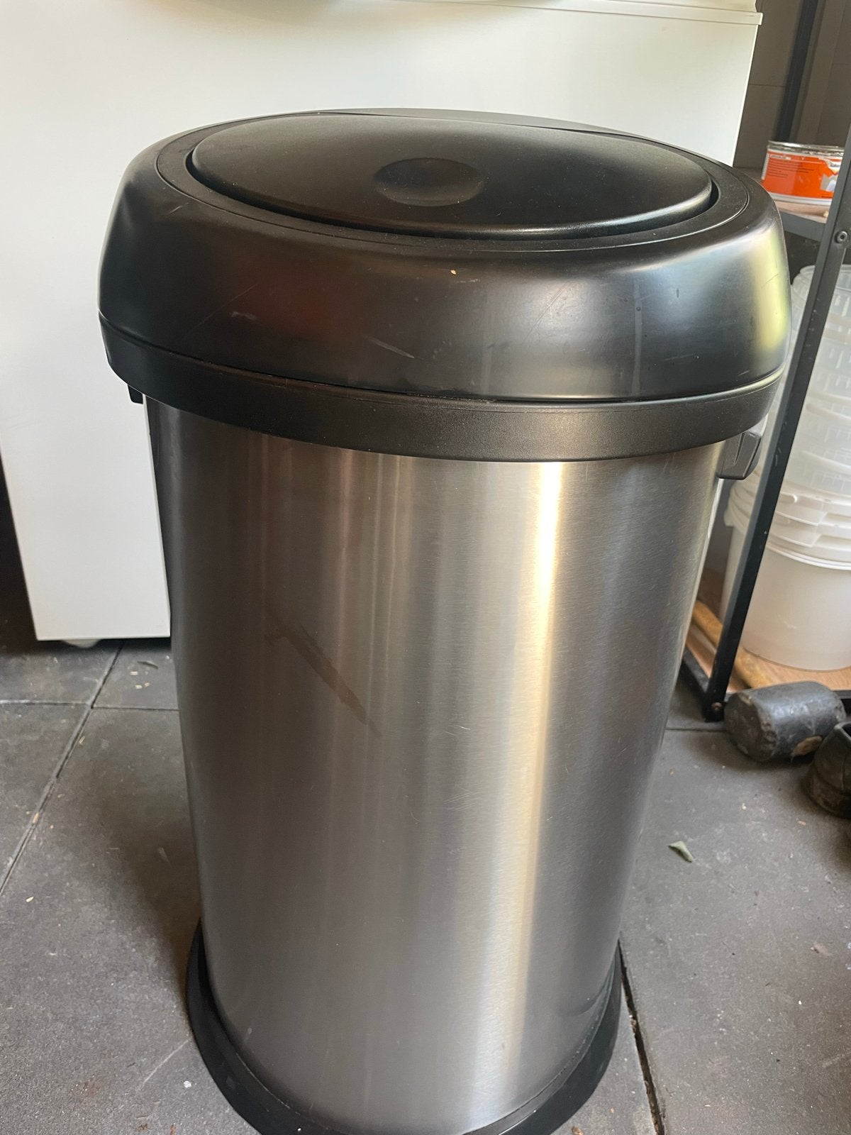 Brabantia prullenbak met zwarte deksel, Huis en Inrichting, Woonaccessoires | Prullenbakken, Ophalen, Gebruikt, 40 liter of meer