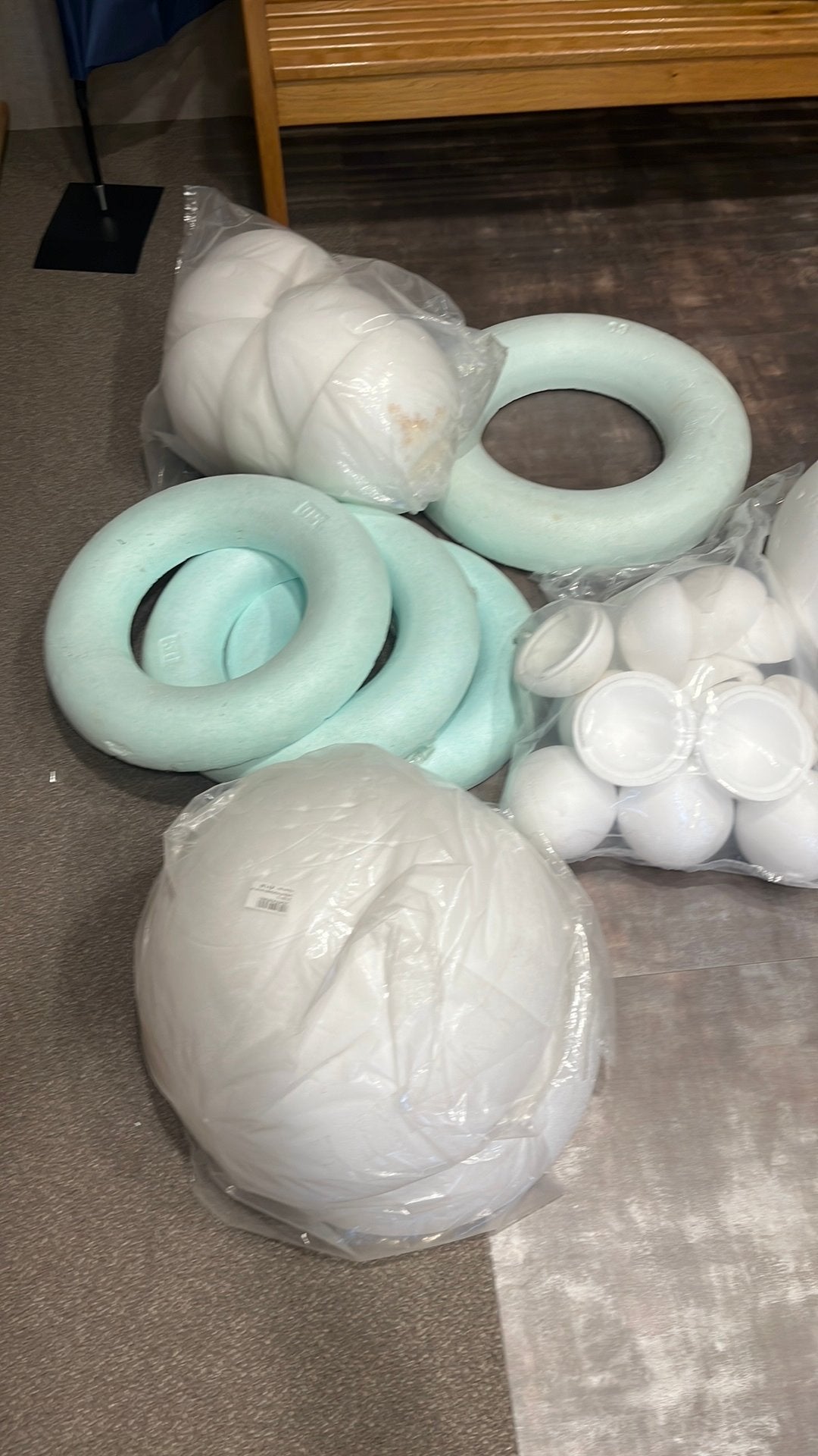 Bloemschik materialen piepschuim bollen en kransen, Ophalen, Zo goed als nieuw