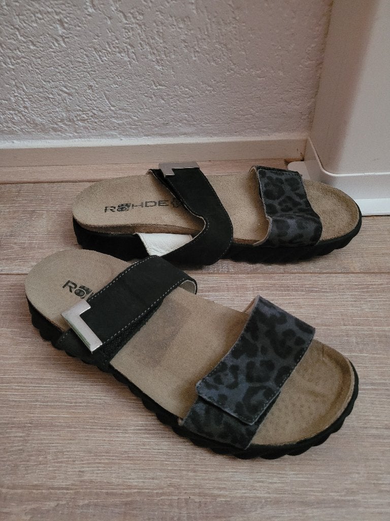 Rohde slippers leer zwart/print, maat 38, zgan, Kleding | Dames, Schoenen, Slippers, Zwart, Rohde, Ophalen of Verzenden