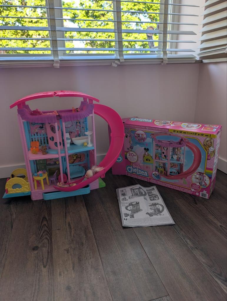 Barbiehuis Chelsea Speeltuin Speelhuis met Glijbaan, Ophalen of Verzenden, Zo goed als nieuw, Barbie