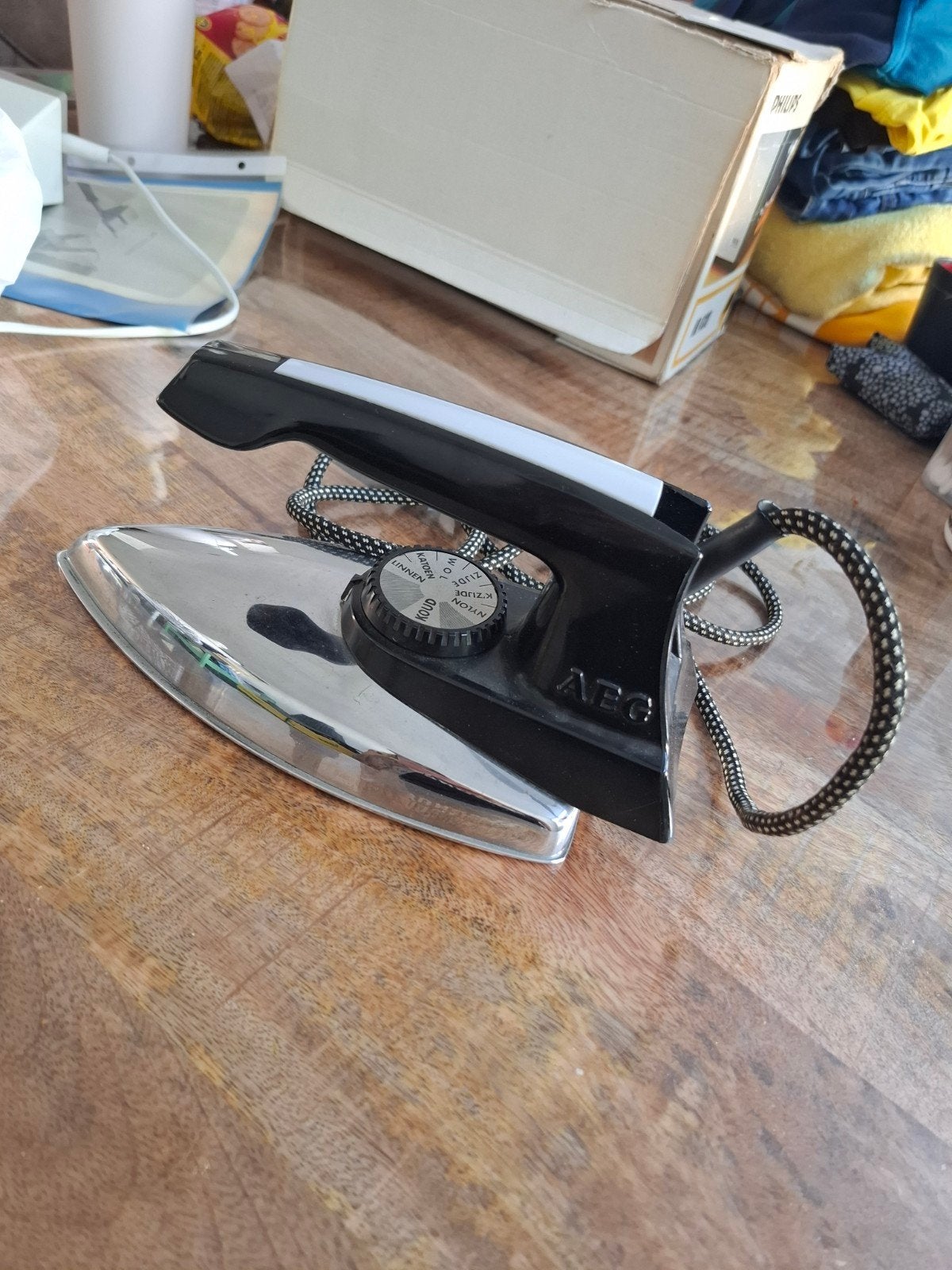 Vintage AEG Strijkijzer - Klassiek model met snoer, Ophalen of Verzenden, Gebruikt, Strijkijzer met snoer