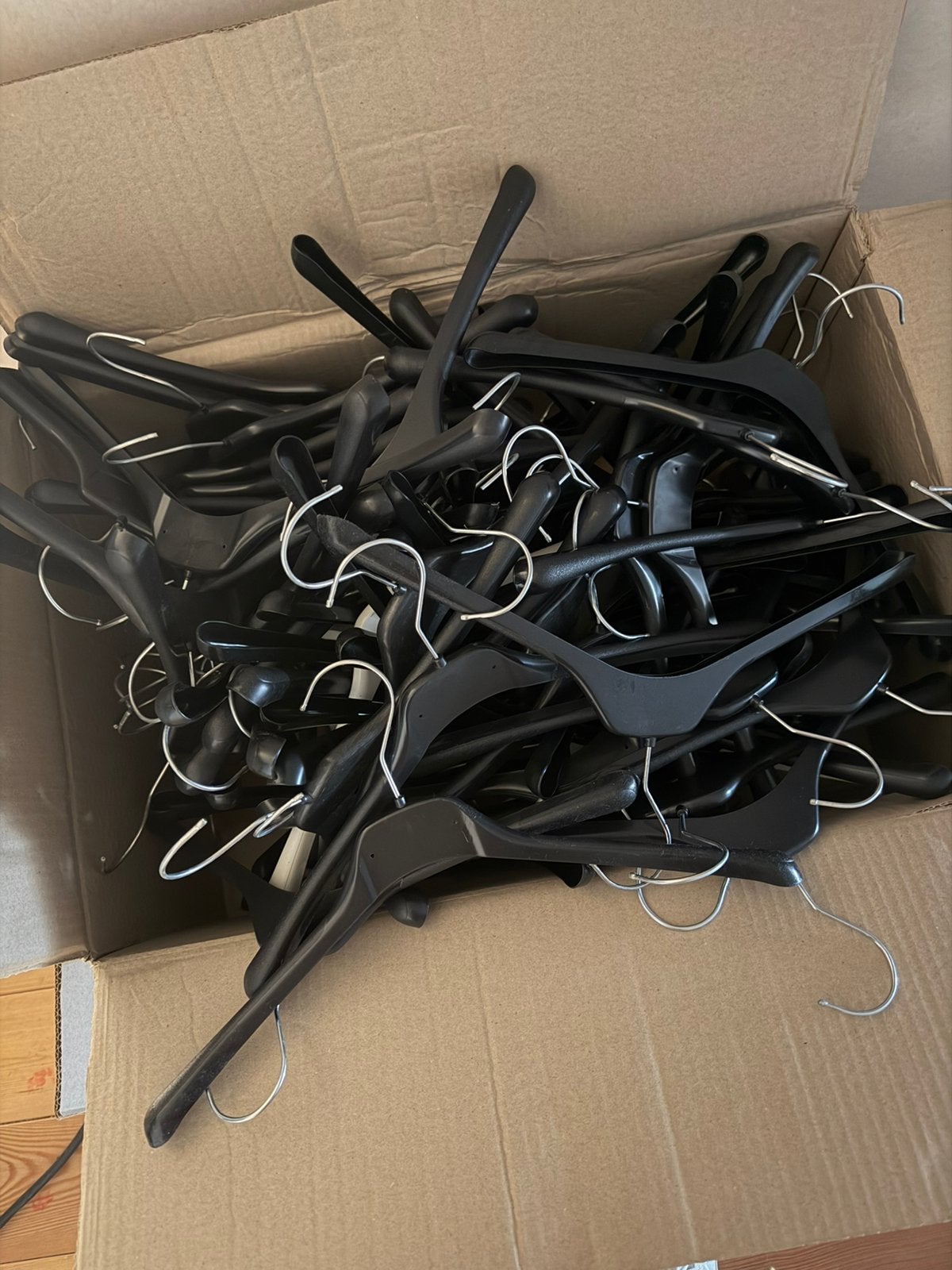 Gratis kledinghangers, Ophalen, Zo goed als nieuw, Kunststof, Volwassenen