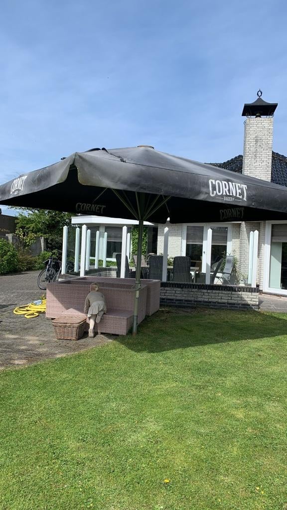 TK Grote parasol 4x4 van biermerk corned 75 euro, Ophalen, Zo goed als nieuw, Waterdicht, Stokparasol