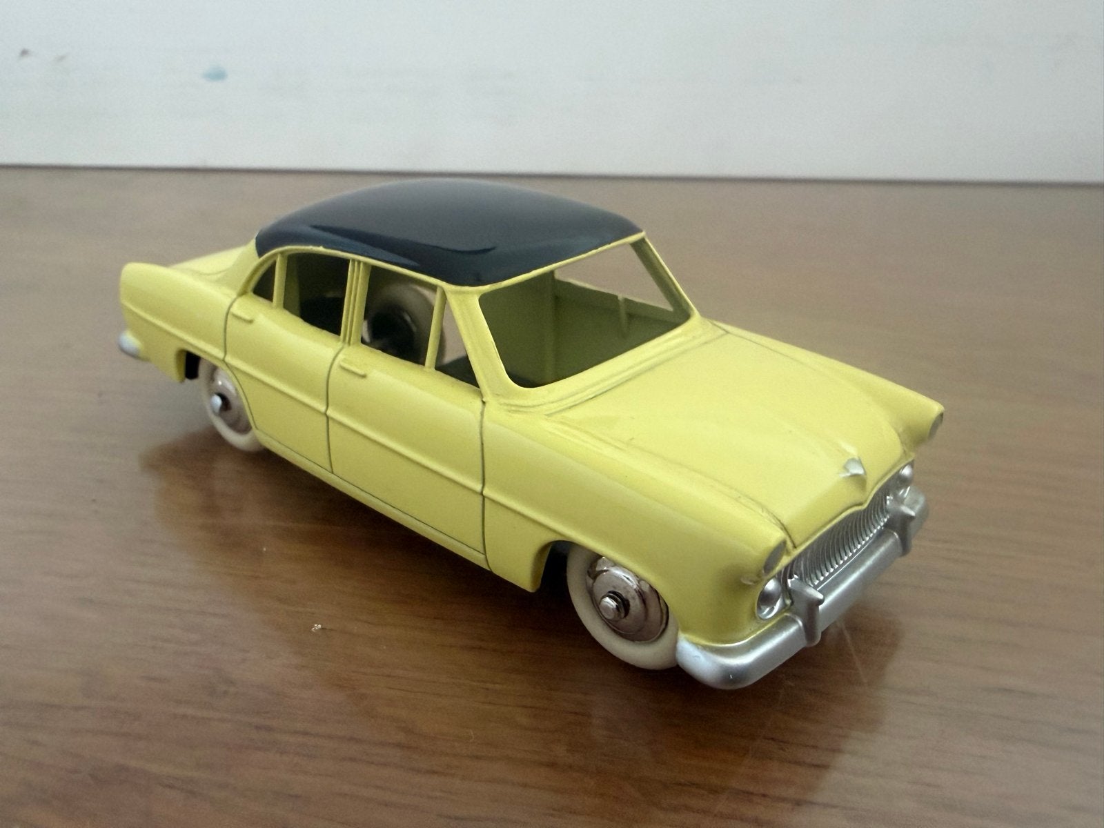 Dinky Toys Simca Versailles - Geel/Zwart - Met doos, Ophalen of Verzenden, Zo goed als nieuw, Auto