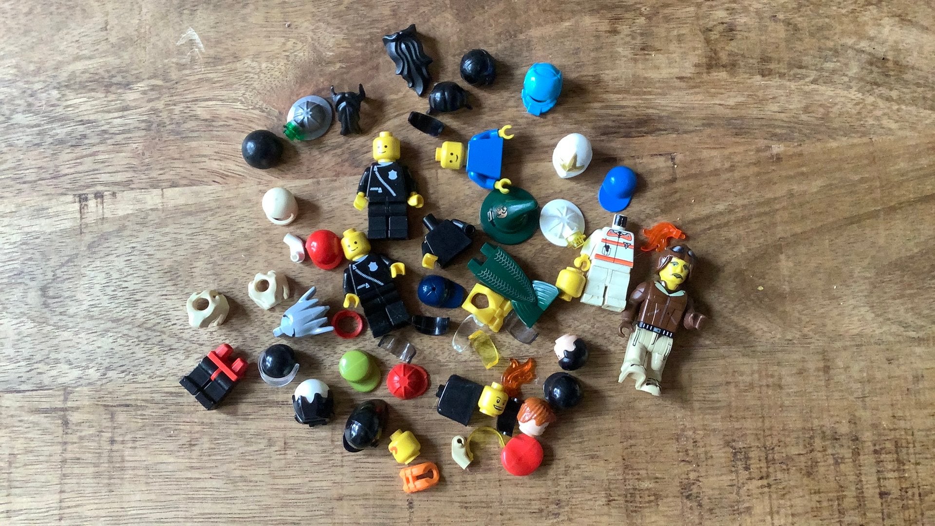Lego onderdelen poppetjes baard helm vizier pet politie man, Ophalen, Gebruikt, Minifiguur, Lego