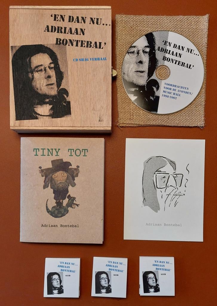 Adriaan Bontebal verzamelobject kistje VPRO o.a CD Den Haag, Boeken, Ophalen of Verzenden, Zo goed als nieuw