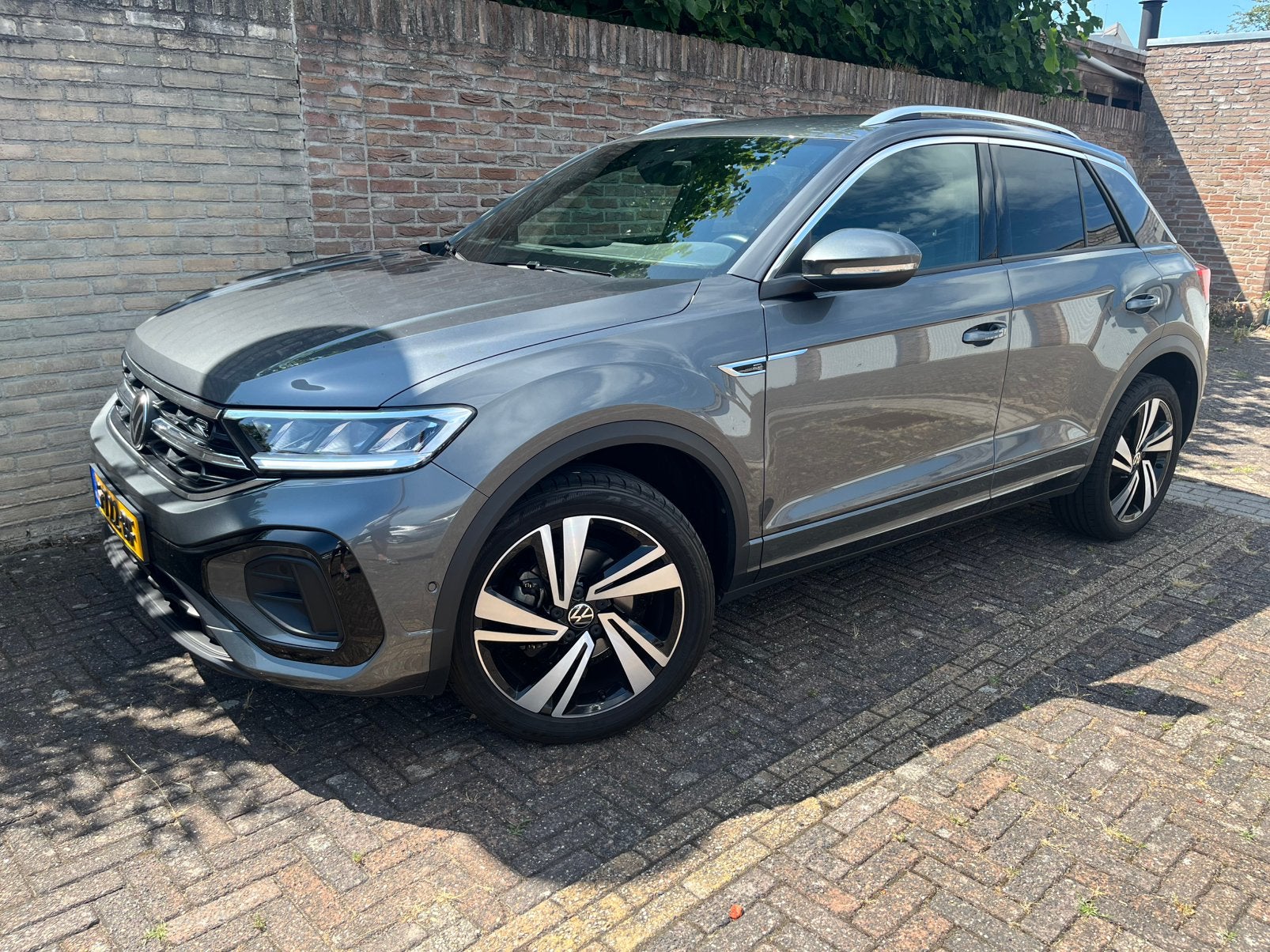 Volkswagen T-Roc 1.5 TSI 150pk 7-DSG 2023 Grijs, 15 km/l, 1498 cc, 4 cilinders, Lichtsensor