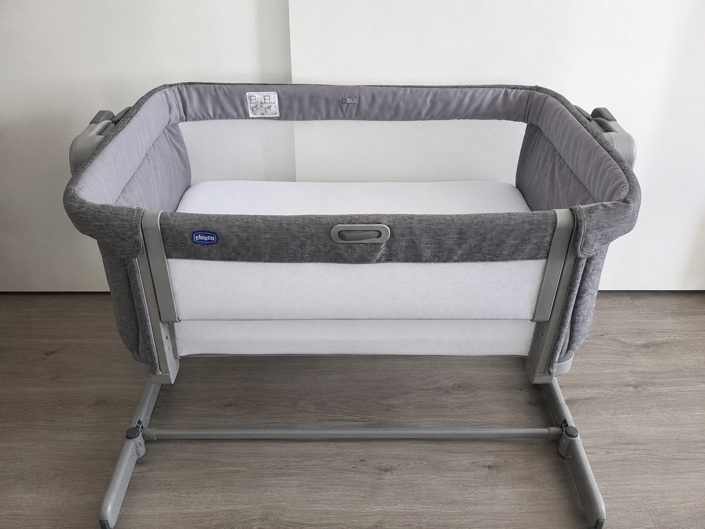 Chicco Next2Me Magic Evo Co-Sleeper - Darkgrey met reistas, Kinderen en Baby's, Babywiegjes en Ledikanten, Ophalen, Zo goed als nieuw