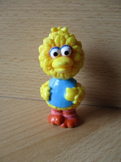 Sesamstraat Pino kunststof poppetje  met slabbetje  7cm, Ophalen of Verzenden, Zo goed als nieuw