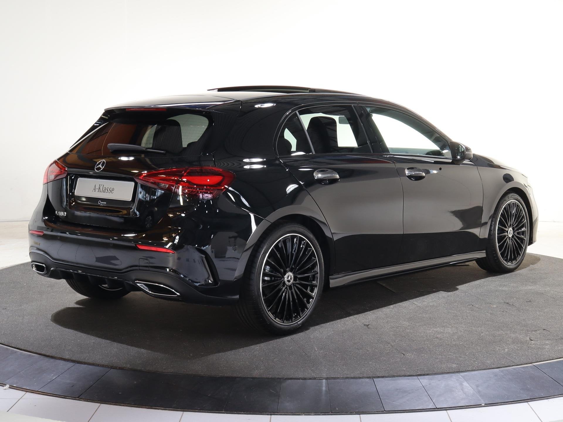 Mercedes-Benz A-Klasse 180 Business Solution AMG | Panoramas, Auto's, 136 pk, 4 cilinders, Zwart, Origineel Nederlands