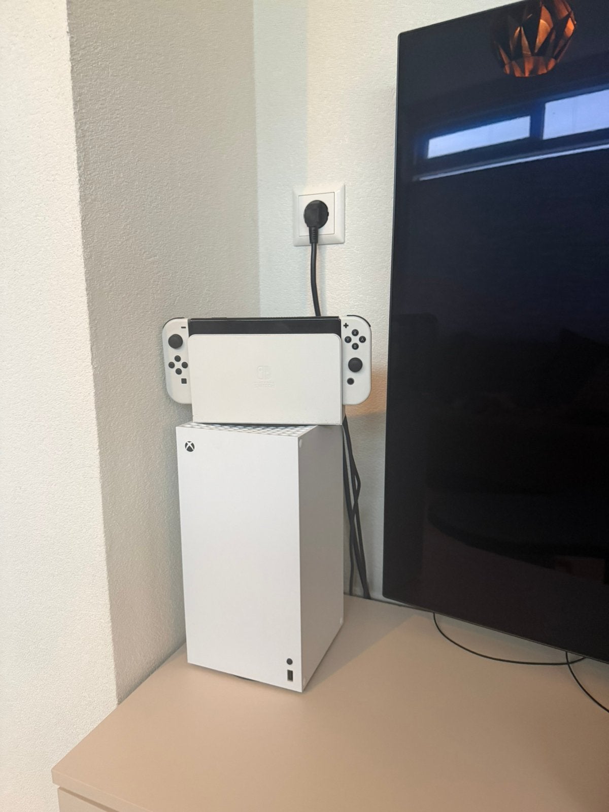 Foto 2 van Xbox Series X 1TB Wit Digital + 2 Controllers