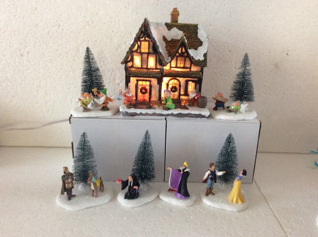 kerstdorp huis met Disney figuren sneeuwwitje & de 7 dwergen, Ophalen of Verzenden, Sneeuwwitje of Doornroosje, Zo goed als nieuw