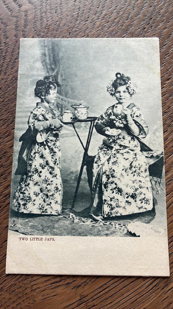 2Japanse meisjes in kimono drinken thee., Verzamelen, Ansichtkaarten | Themakaarten, Ophalen of Verzenden, Voor 1920, Kinderen