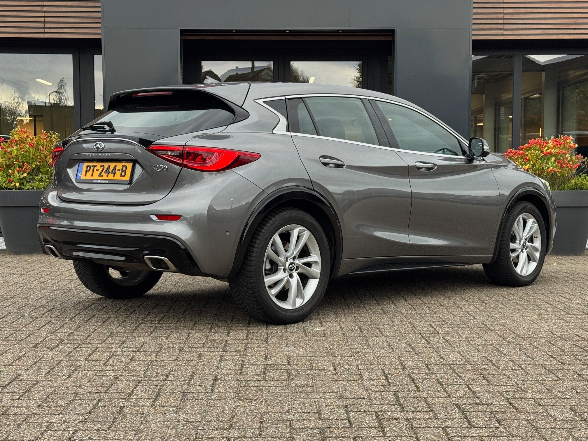 Infiniti Q30 1.6t 115kW Luxe (bj 2016, automaat), Auto's, Automaat, 12 maanden, Gebruikt, Bedrijf