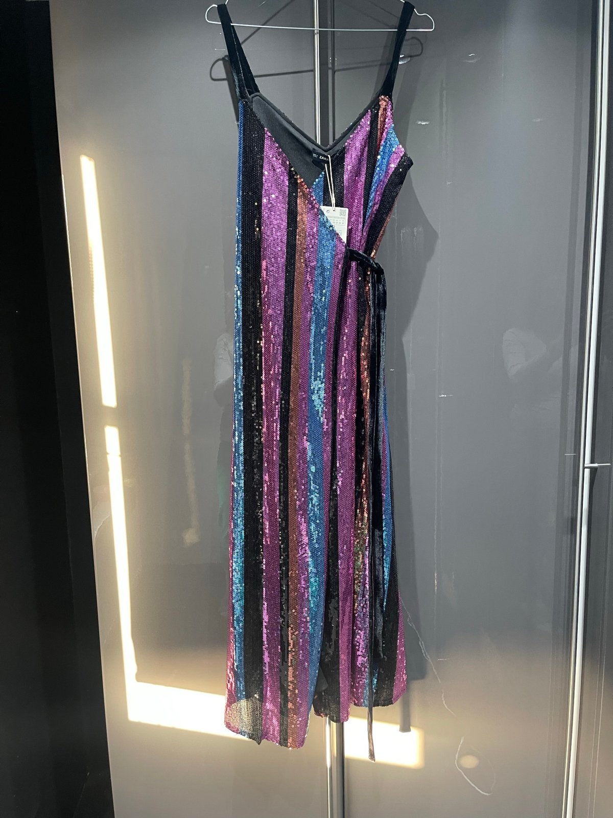 Zara pailletten jurk - Nieuw met kaartjes, Kleding | Dames, Meerkleurig, Nieuw, Onder de knie, Ophalen