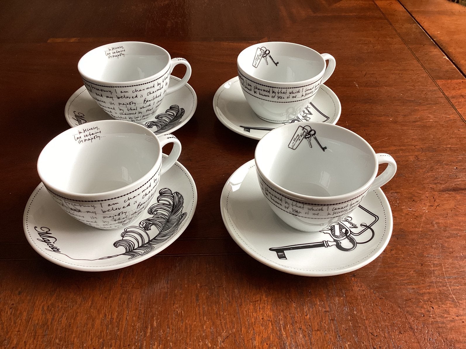 4 koffiekoppen met schotels Marlies Dekkers Bijenkorf, Ophalen of Verzenden, Nieuw, Overige stijlen, Kop(pen) en/of Schotel(s)