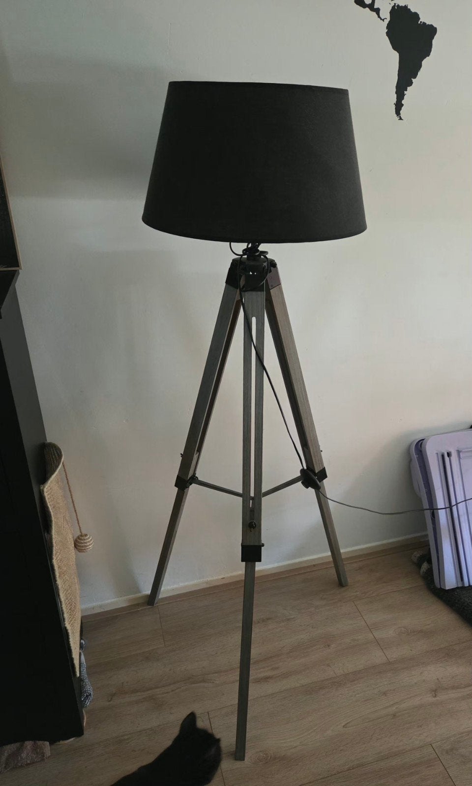 Industriële staanlamp met zwarte kap en houten driepoot, Industrieel, Modern, Zo goed als nieuw, Hout, 150 tot 200 cm