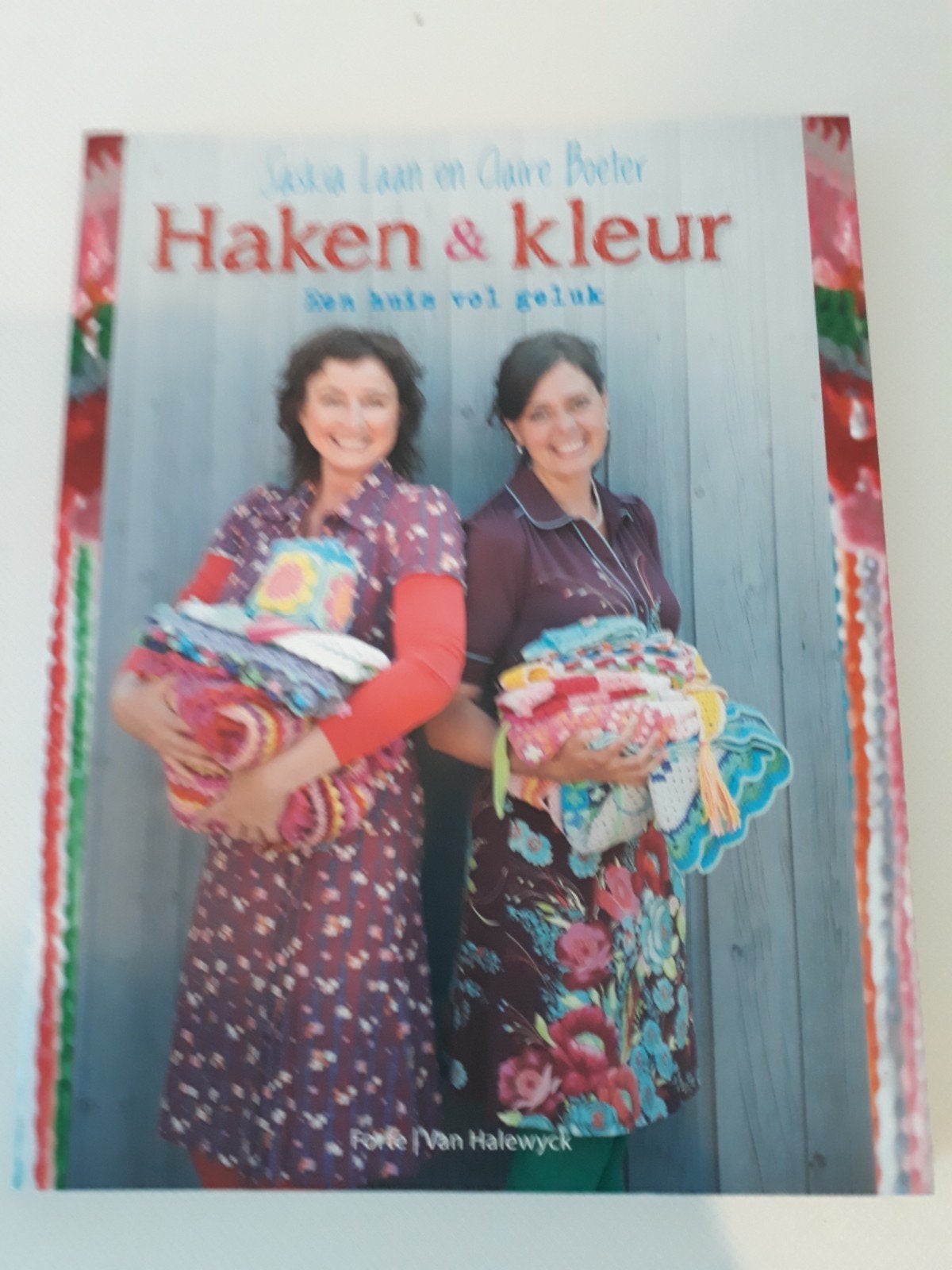 Haken & Kleur: Een huis vol geluk - Laska Laan Claire Boete, Ophalen of Verzenden, Zo goed als nieuw, Breien en Haken, Laska Laan en Claire Boeter