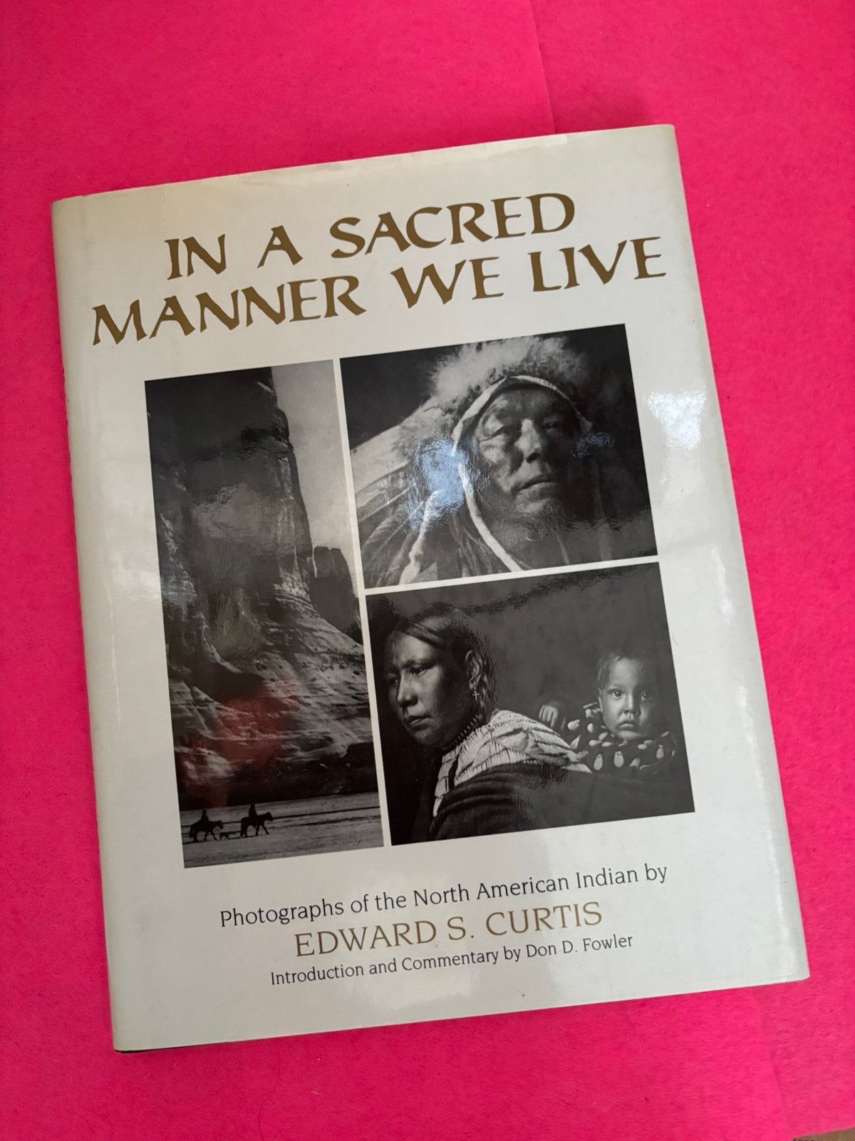 In a sacred manner we live Edward S Curtis foto Indianen, Boeken, Ophalen of Verzenden, Zo goed als nieuw, Overige onderwerpen