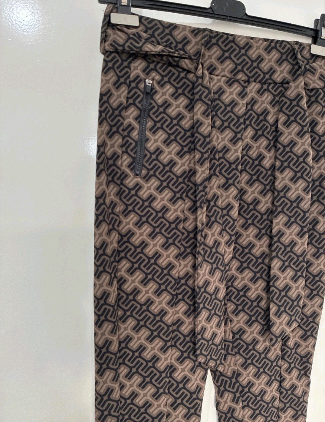 ZOSO Set: Jasje xl en Broek s met Monogram Print, Kleding | Dames, ZOSO, Bruin, Nieuw, Ophalen of Verzenden
