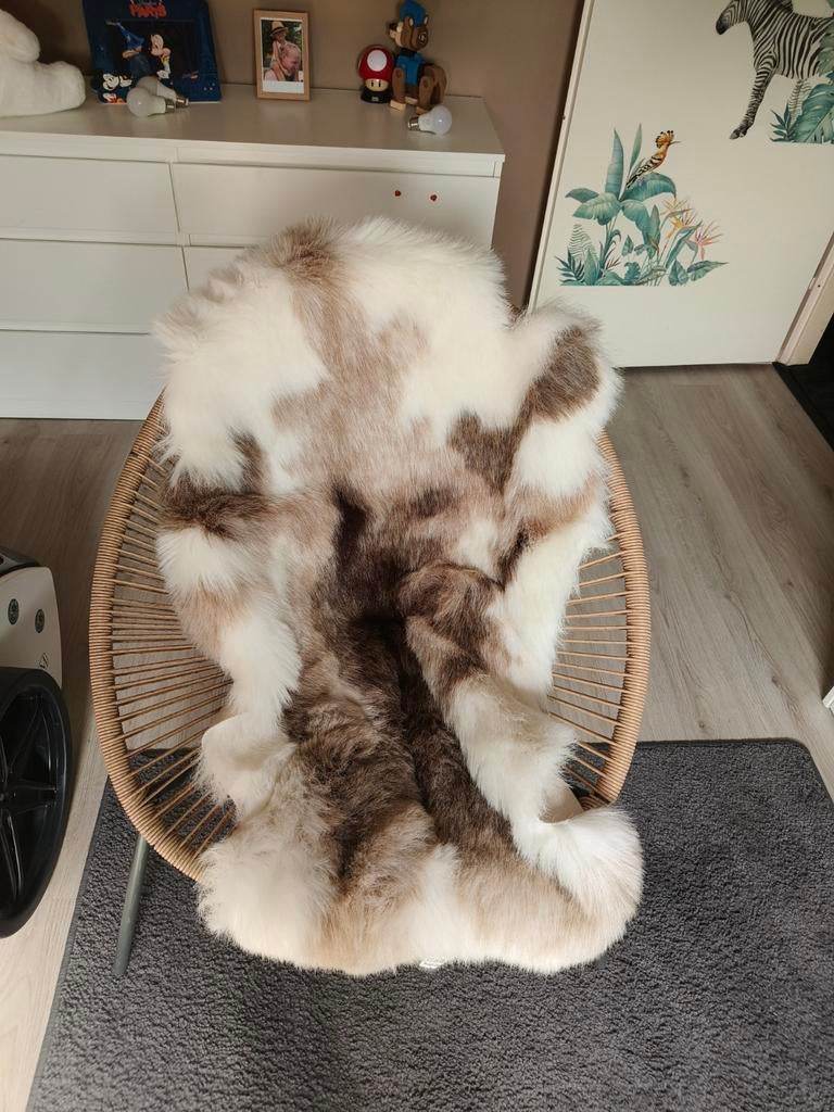 Rieten stoel met lederen plaid, Huis en Inrichting, Woonaccessoires | Plaids en Woondekens, Ophalen of Verzenden, Gebruikt