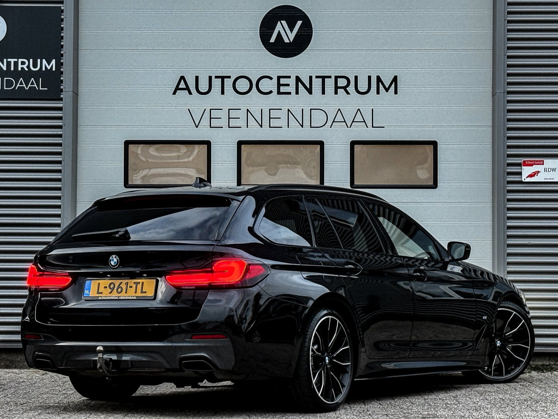 BMW 5-serie Touring 540i xDrive LCI 3X M-SPORT PANO/B&W/LASE, Automaat, Gebruikt, 2000 kg, Zwart