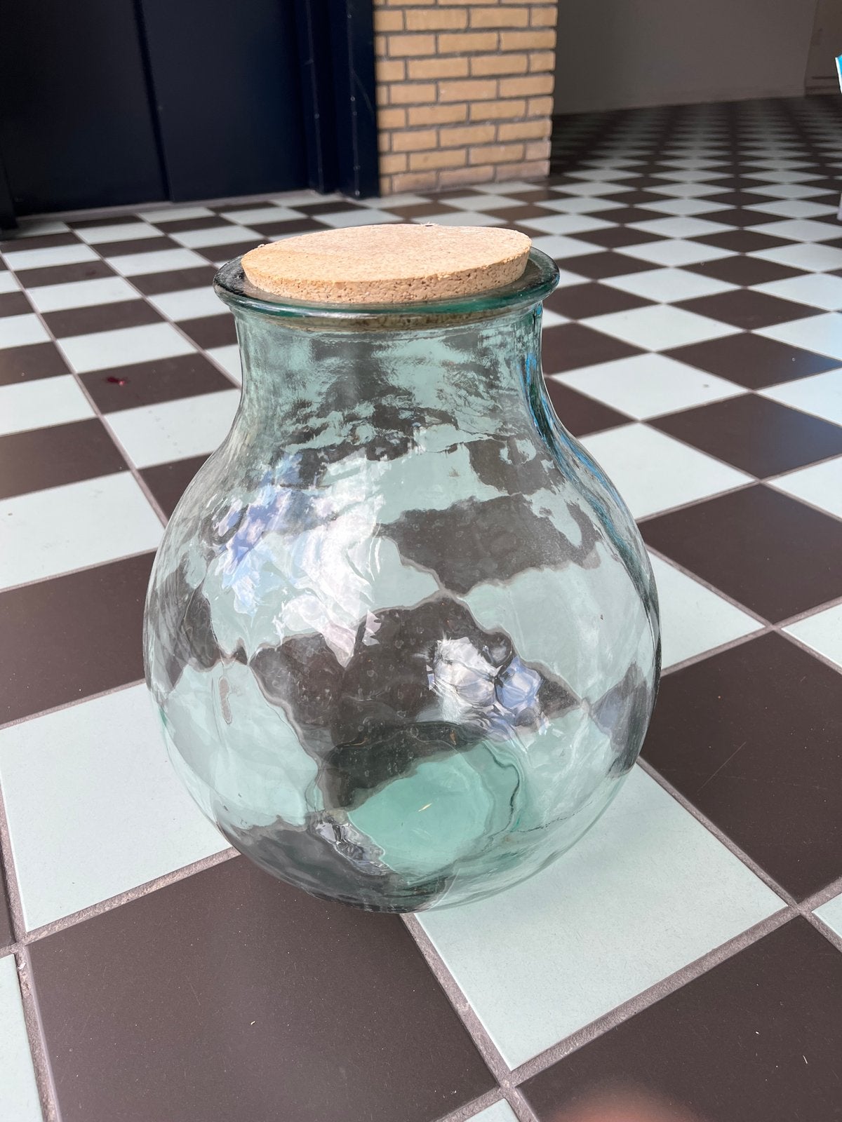 Grote glazen pot met kurken deksel ecosysteem, Ophalen