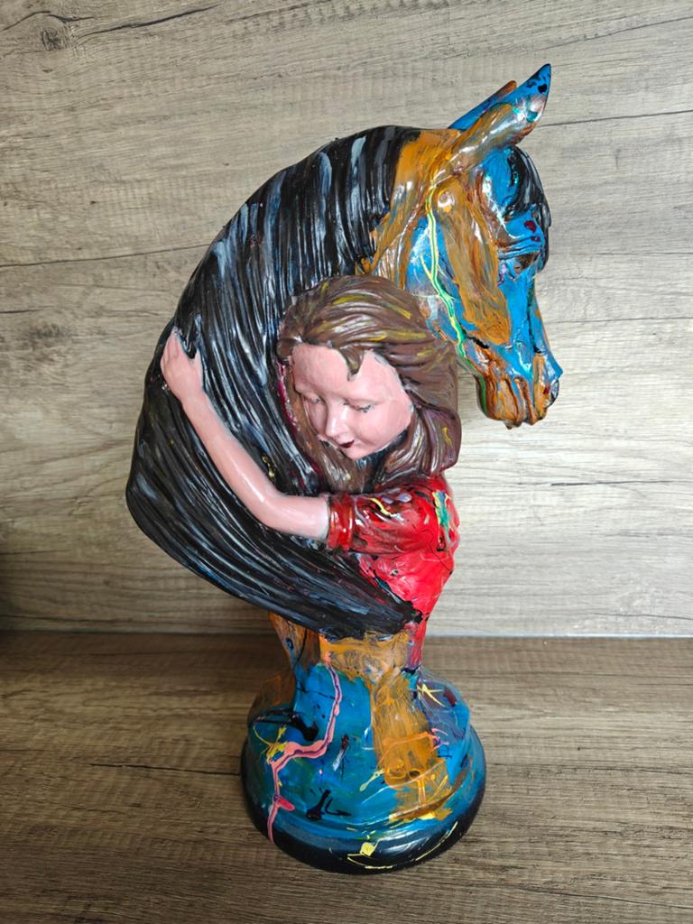 Kunst Beeld van een Meisje Vrouw die een paard knuffelt 36cm, Handgemaakt, Ophalen of Verzenden, 20 - 50 cm, Flora