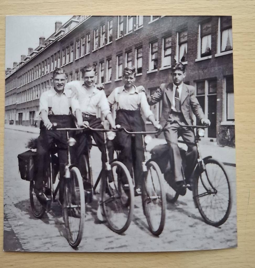 Foto Rotterdam Zuid - jongens op fiets 1940, Verzenden, Foto, Nieuw, Voor 1940