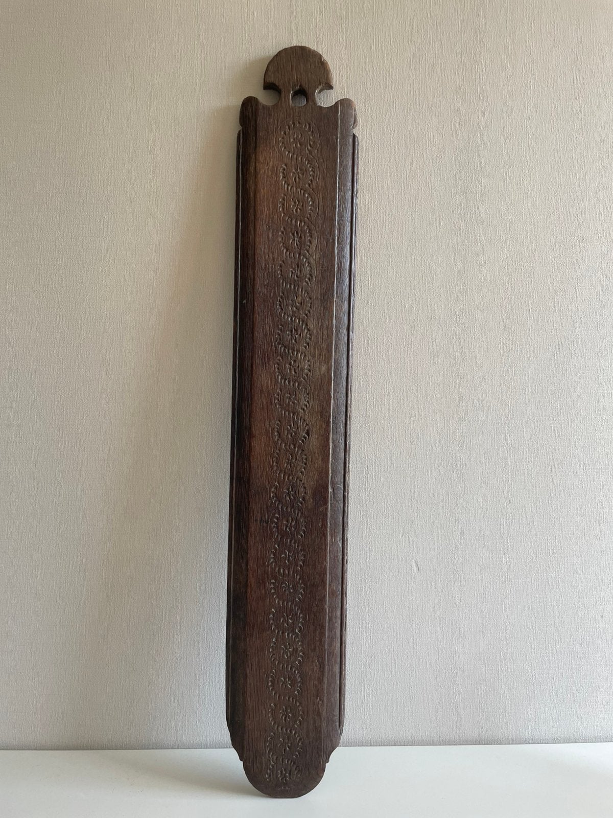 Prachtige 18e-eeuwse Friese kerfsnede mangelplank - Eiken, Antiek en Kunst, Kunst | Beelden en Houtsnijwerken, Overige onderwerpen