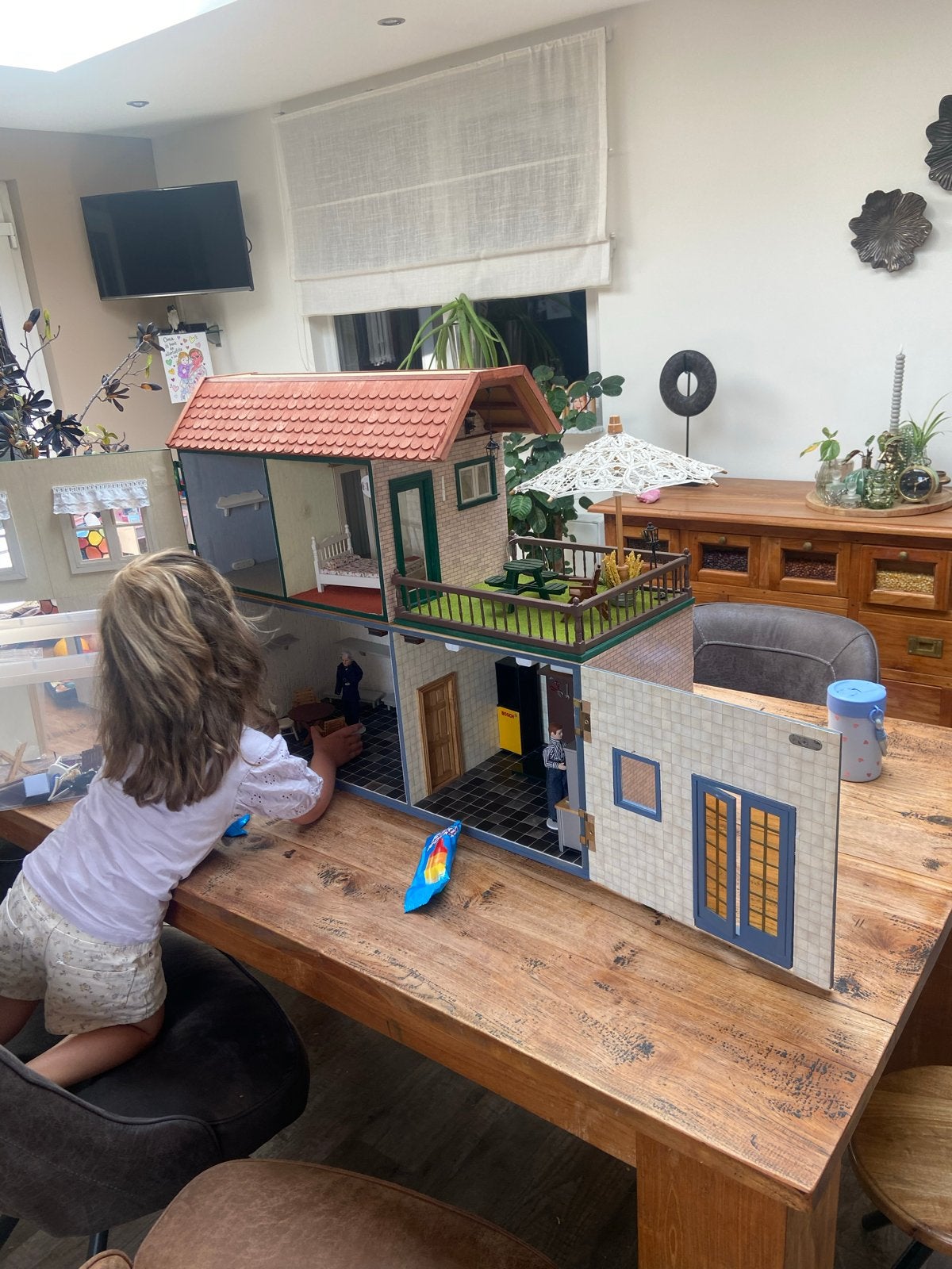 Groot Poppenhuis met Garage en Veel Accessoires, Hobby en Vrije tijd, Modelbouw | Figuren en Diorama's, Ophalen of Verzenden, Zo goed als nieuw