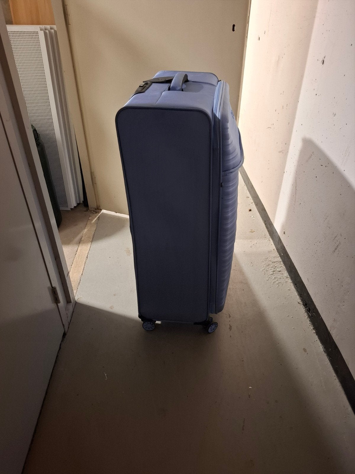 Blauwe reiskoffer IT met wieltjes en uitschuifbare handgreep, Zo goed als nieuw, 70 cm of meer, 55 cm of meer, Zacht kunststof