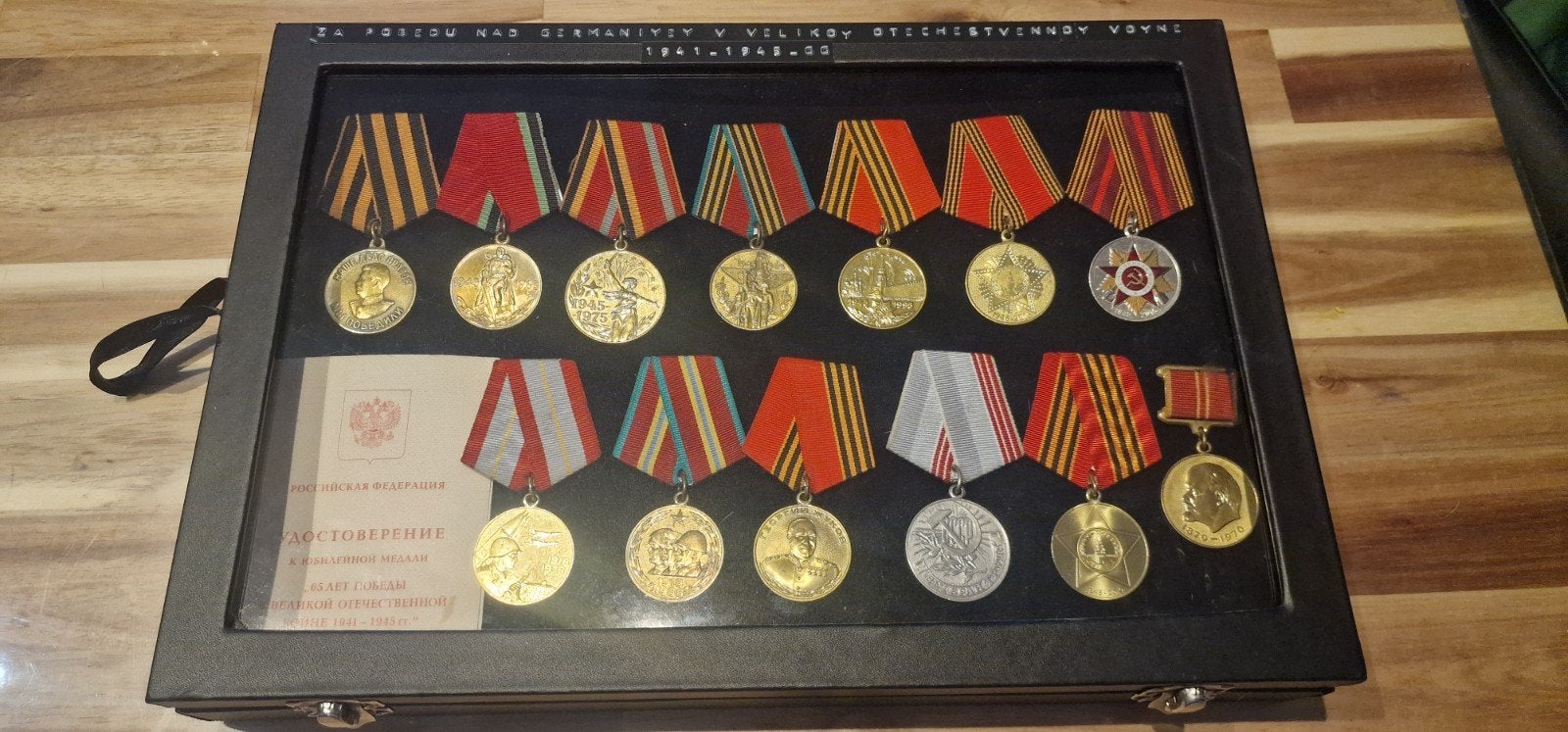 Collectie soviet Militaire Medailles in Vitrine, Verzamelen, Militaria | Algemeen, Overige soorten, Lintje, Medaille of Wings