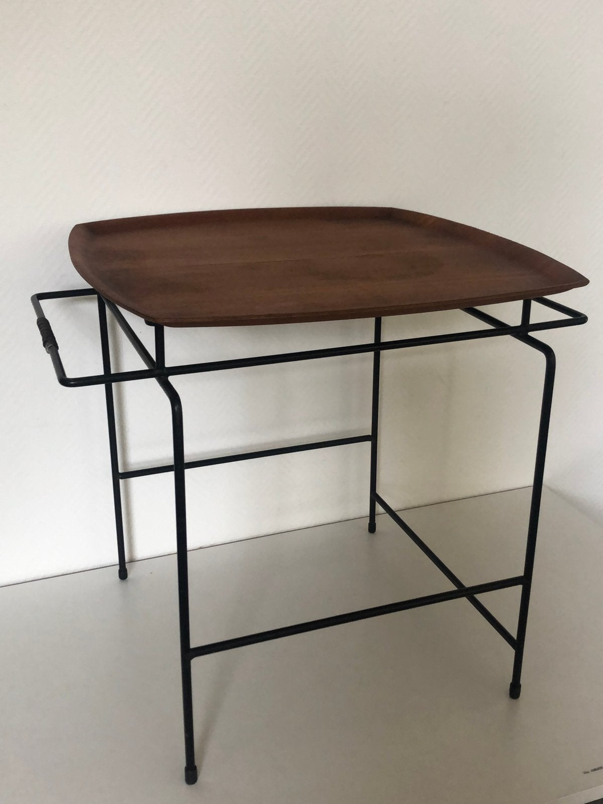 Vintage tafeltje ,teakhouten dienblad zwart metalen frame, Ophalen, Gebruikt, Scandinavisch design