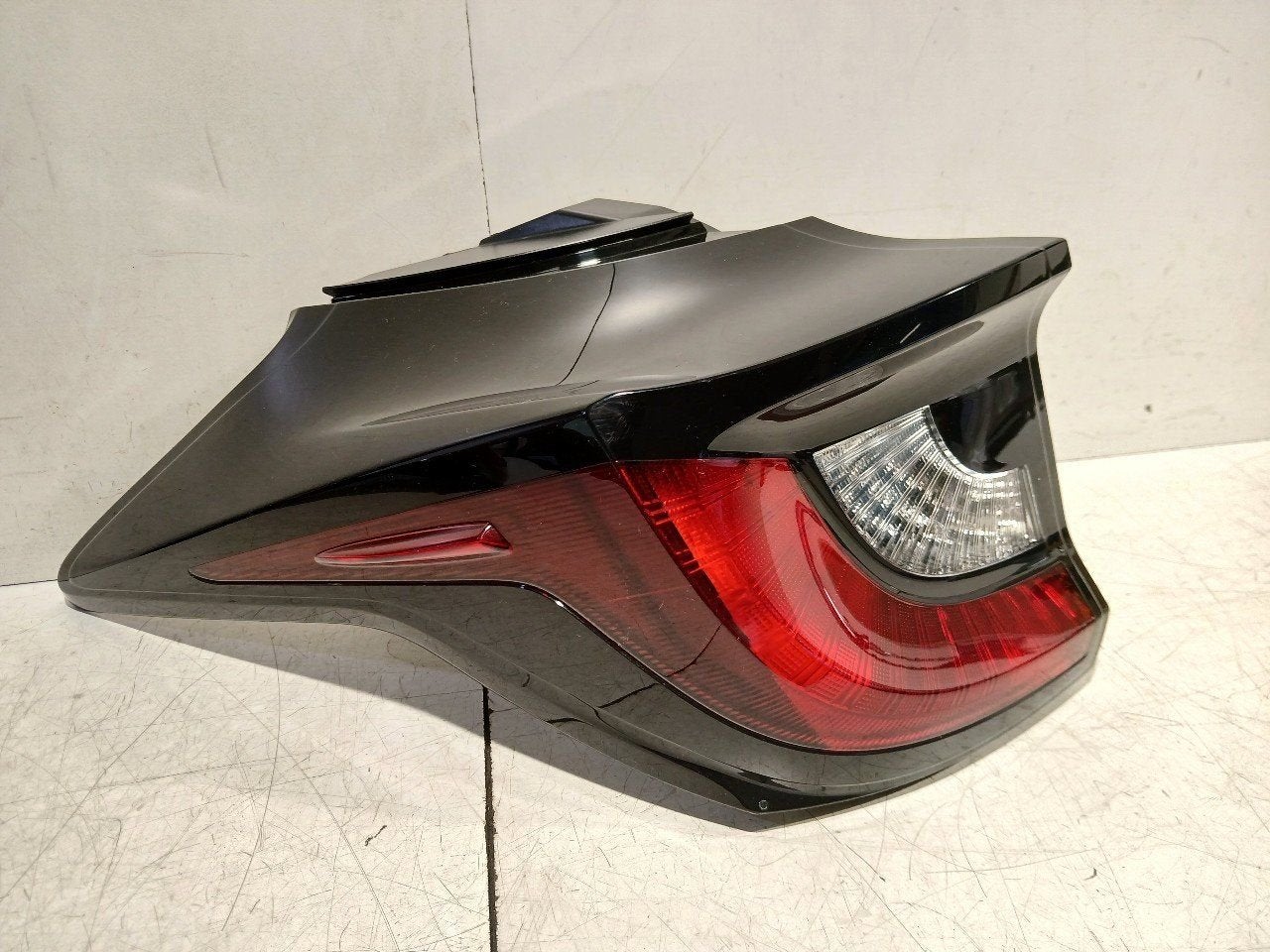 Achterlicht links buiten Mazda 2 Hybrid, Onderdelen@venauto.nl, Van der Ven Autorecycling B.V., Gebruikt, Ettenseweg 76, 4706 PB Roosendaal, The Netherlands