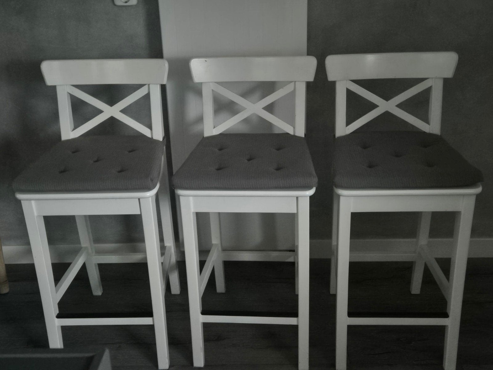 Set van 3 witte barkrukken (Ikea) met grijze kussens, Ophalen, Hout, Gebruikt, Drie