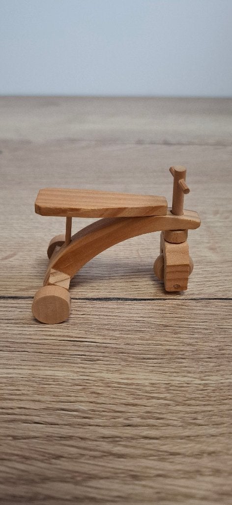 Miniatuur Houten Driewieler / Loopfiets voor Poppenhuis, Poppenhuis, Onbekend, Ophalen of Verzenden, Onbekend