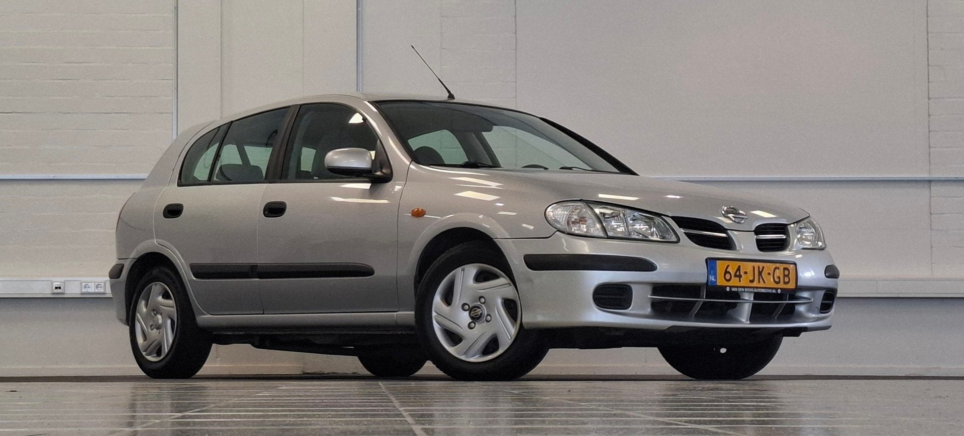 Nissan Almera 1.8i 16V Comfort Automaat Airco Trekhaak Garan, Auto's, Stof, Gebruikt, Zwart, Origineel Nederlands