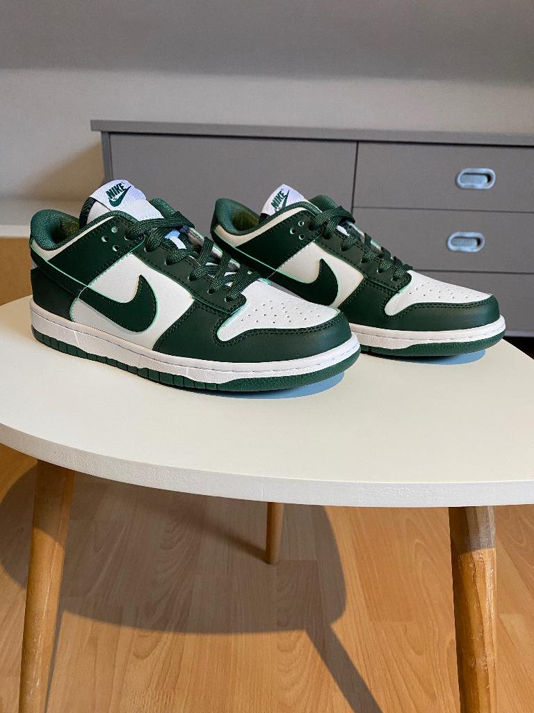 Nike Dunk Low “Michigan State” Schoenen | NIEUW, Kleding | Heren, Schoenen, Overige kleuren, Nike, Nieuw, Ophalen of Verzenden