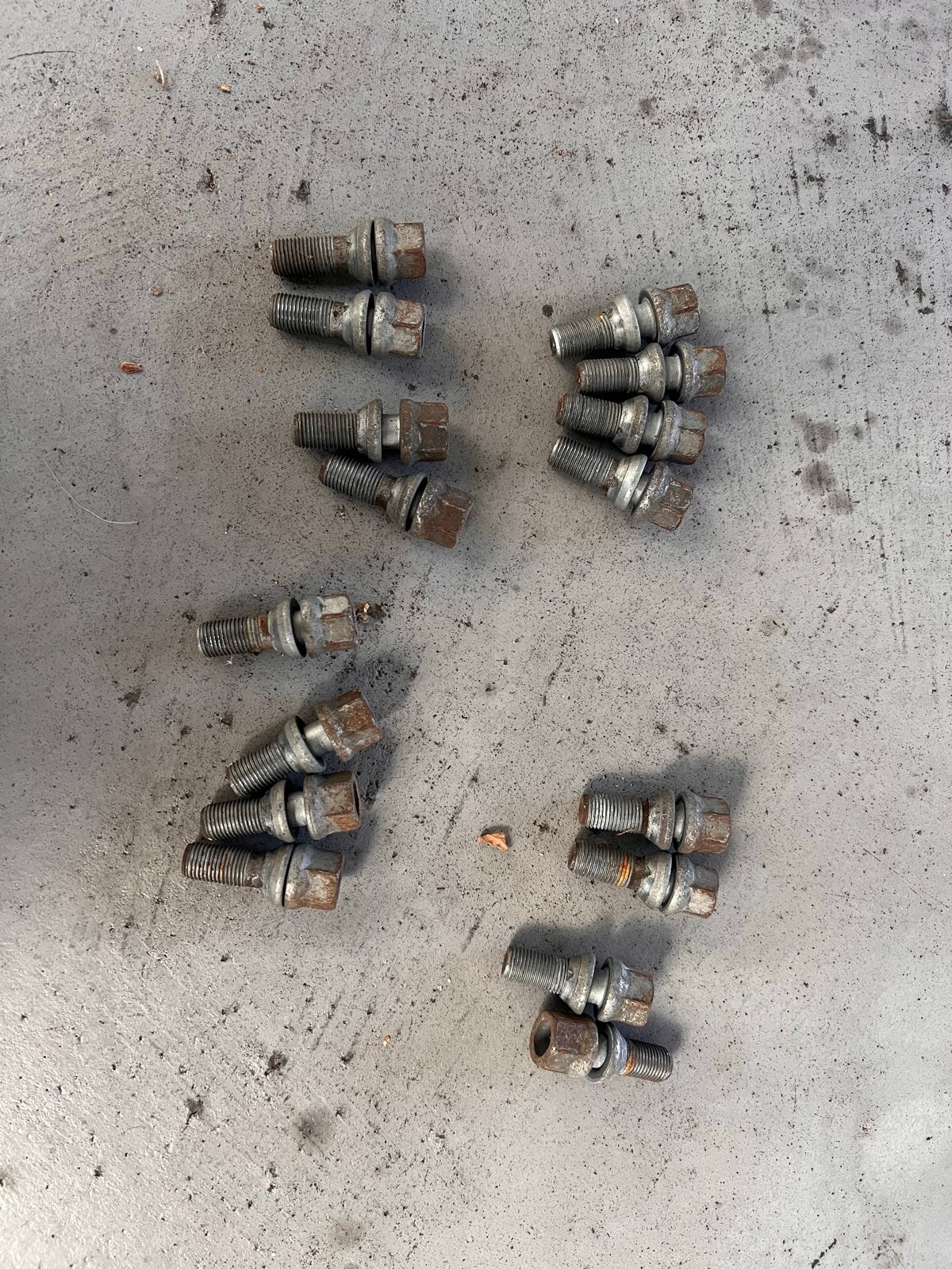 Set van 16 gebruikte wielbouten, Ophalen, Gebruikt, Universele onderdelen
